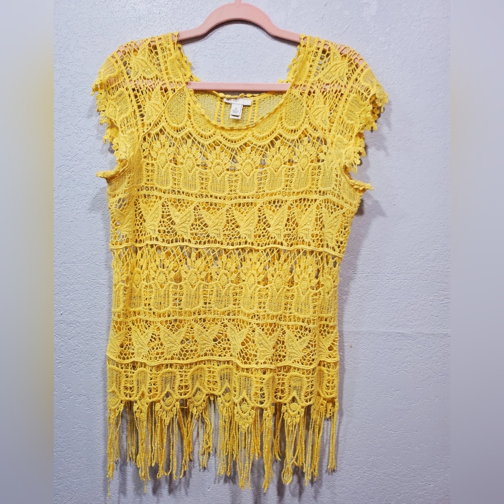 Yello lace top